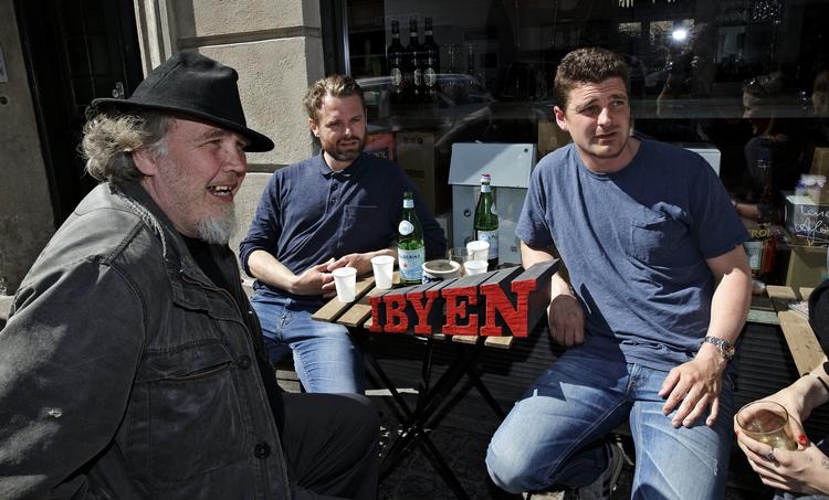 VINDER. Henrik Vesterberg overrækker prisen til Morten Kaltoft og Emil Alsbo fra Osteria 16 i Haderslevsgade 16 på Vesterbro. 