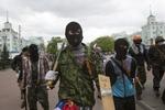 Angreb. Maskerede prorussiske separatister tidligere i dag, da de var på vej til at storme bygning i Lugansk. 