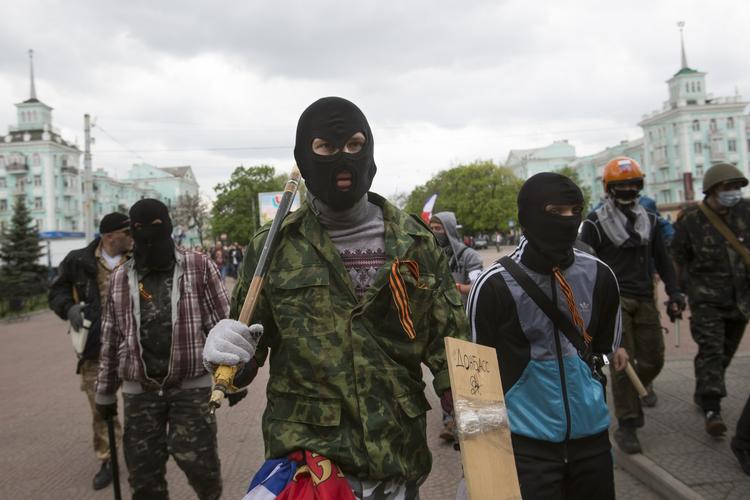 Angreb. Maskerede prorussiske separatister tidligere i dag, da de var på vej til at storme bygning i Lugansk. 