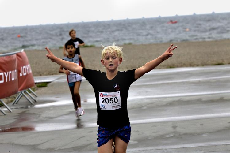 Præstation. I DR-dokumentaren 'De angste børn' skal tre børn overvinde deres angst ved at konfrontere den direkte. Billedet her er fra et tidligere afholdt triatlon for børn på Amager Strand. 
