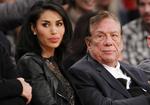 Ude. Donald Sterling (th) med sin kæreste V. Stiviano under en Clippers-kamp. 