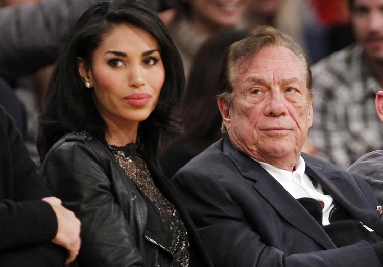 Ude. Donald Sterling (th) med sin kæreste V. Stiviano under en Clippers-kamp. 