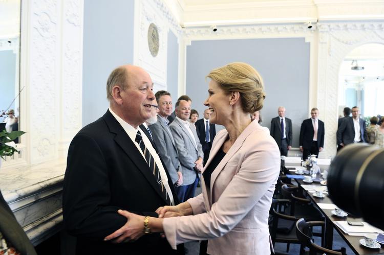 Godbid. Statsminister Helle Thorning-Schmidt hilser på LO-formand Harald Børsting. 