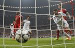 Dobblet. Sergio Ramos (th) hamrede de to første søm i Bayerns ligkiste. 