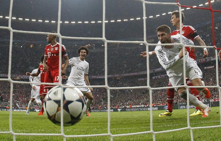 Dobblet. Sergio Ramos (th) hamrede de to første søm i Bayerns ligkiste. 