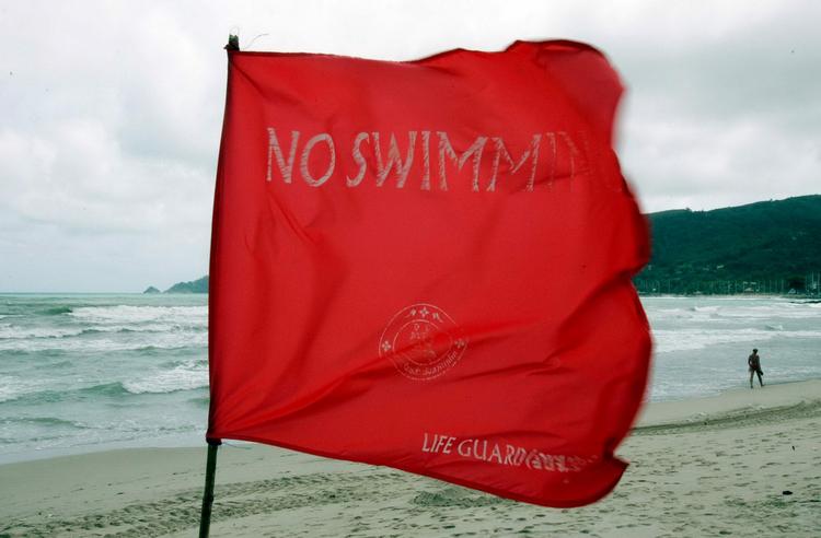 Advarsel. Badende gæster ud for Phukets strande er nu overladt til sig selv, hvis de kommer i problemer. Livredderne har trukket sig. 