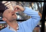 Gambler. Henrik Qvortrup måtte efter valget i 2011 i meget konkret forstand æde sin gamle hat, da han havde svoret på denne, at Liberal Alliance ikke ville klare spærregrænsen 