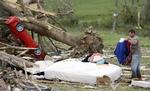 Tornadoer. 17 mennesker har mistet livet i delstaterne Mississippi, Alabama og Tennessee, og 18 andre meldes dræbt i Arkansas, Iowa og Oklahoma, rapporterer tv-stationen CNN. Her hjælper Bobby Shelton sin ven med at rydde op i hans ødelagte hjem i Tennessee. 