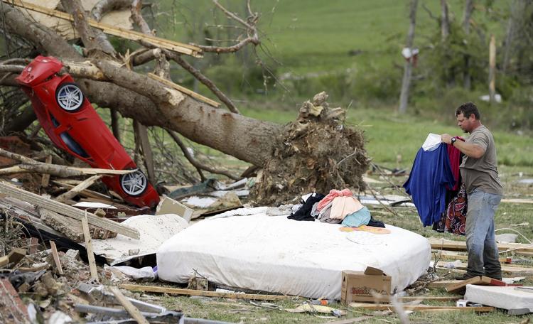 Tornadoer. 17 mennesker har mistet livet i delstaterne Mississippi, Alabama og Tennessee, og 18 andre meldes dræbt i Arkansas, Iowa og Oklahoma, rapporterer tv-stationen CNN. Her hjælper Bobby Shelton sin ven med at rydde op i hans ødelagte hjem i Tennessee. 