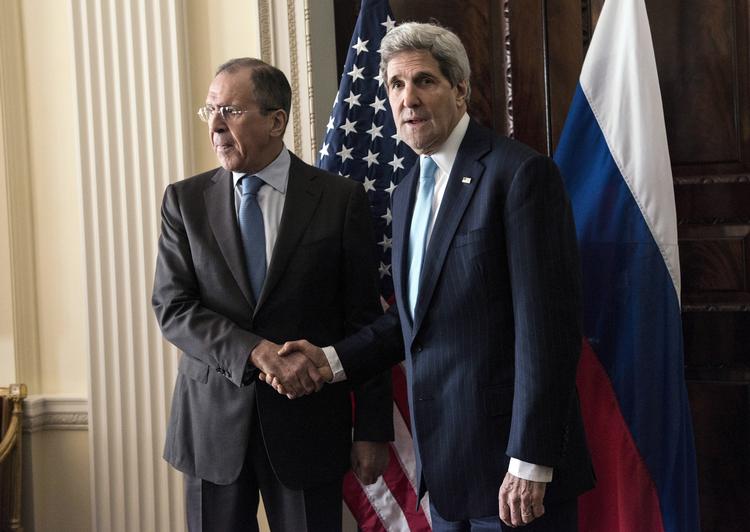 KONTROVERS. USA's udenrigsminister John Kerry beskriver samtale med Sergej Lavrov som kafkaske. Arkivfoto fra tidligere møde mellem de to. 