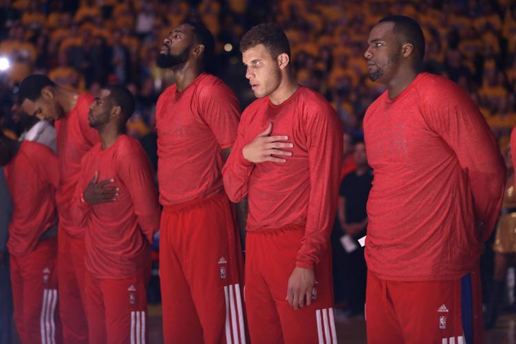 Clippers. Forud for kamp 4 mellem LA Clippers og Golden State Warriors i søndags markerede Clippers' spillere deres utilfredshed med Clippers-ejer Donald Sterling ved at vende vrangen ud på deres spillertrøjer under opvarmningen. 