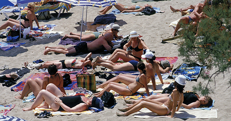 Tøjskift. Tager du strandmunderingen med op i La Palma på Mallorcas gader, risikerer du til sommer at få en bøde. 