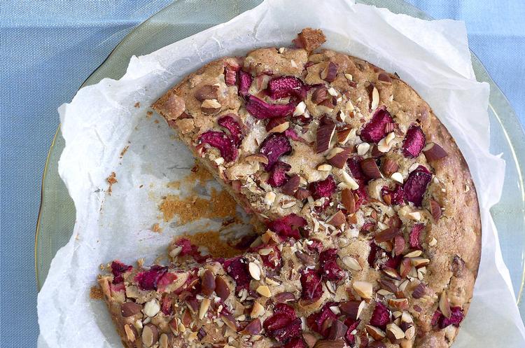 Oliekage. Jeg har lavet denne opskrift til min veninde, som har sklerose, og som derfor gerne vil undgå mættet fedt. Oprindelig var det en vinteropskrift, baseret på olivenolie og appelsin, og her følger en mere sommerlig version med rapsolie og rabarber. Generelt går jeg ind for ’rigeligt med smør og fløde’, når det drejer sig om kager og desserter, så det har været en spændende – og overraskende velsmagende – udfordring at lave en kage baseret på olie. 