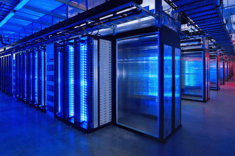 LAGER. På serverfarme som denne huses de drev, der rummer vores filer oppe i 'skyen'. Google og Microsoft konkurrerer lige nu om at have de største og billigste tilbud til brugerne (Foto: AP Photo/Allan Brandt) 
