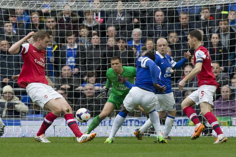 Tilskuerne sidder tæt på banen, når flytning. Everton spiller på Goodison Park. Men nu skal der bygges et nyt og mere tidssvarende stadion et andet sted i Liverpool. 