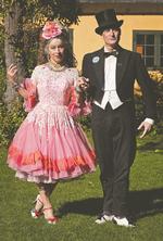 Opsang. Skuespillerne og samfundsrevserne Anne Marie Helger og Peter Larsen er teateraktuelle med forestillingen 'Halløj på falderebet'. I forbindelse med den har Politiken bedt dem om at forfatte deres helt egen 1. maj- tale. 