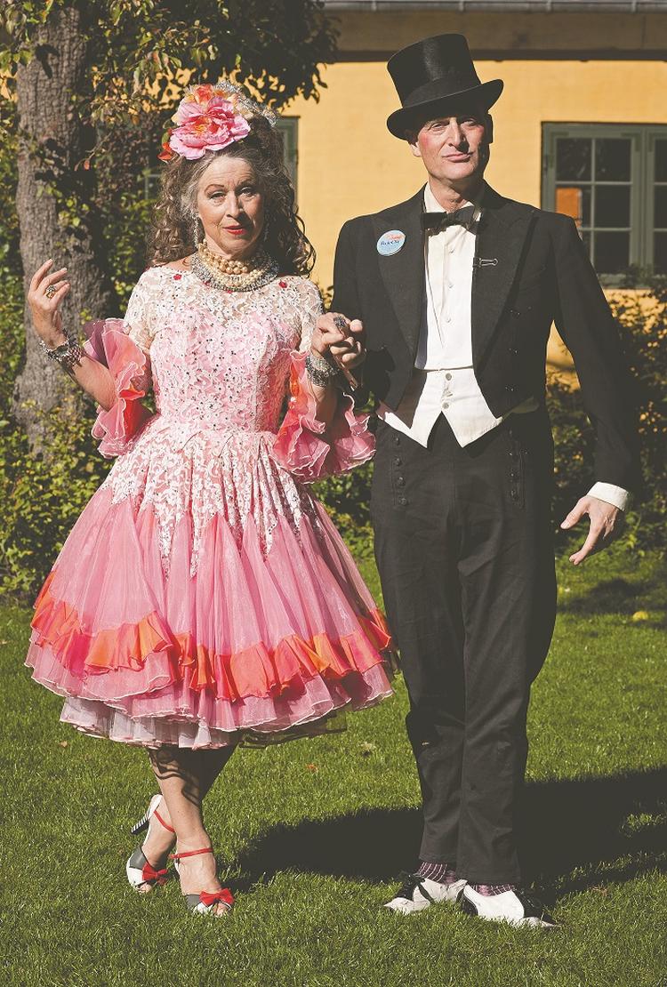 Opsang. Skuespillerne og samfundsrevserne Anne Marie Helger og Peter Larsen er teateraktuelle med forestillingen 'Halløj på falderebet'. I forbindelse med den har Politiken bedt dem om at forfatte deres helt egen 1. maj- tale. 