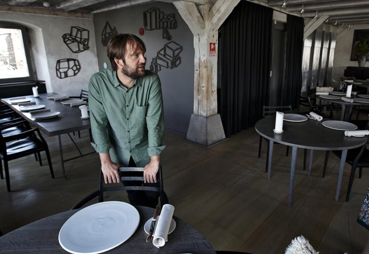 Lokalt. René Redzepi forsager ikke import af ideer og råvarer. Tværtimod handler det for ham om en udveksling mellem lokale køkkener på tværs af landegrænser. 