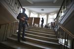 BESÆTTELSE. Bevæbnede prorussiske mænd i en af de offentlige ejendomme, de holder besat i Østukraine. 