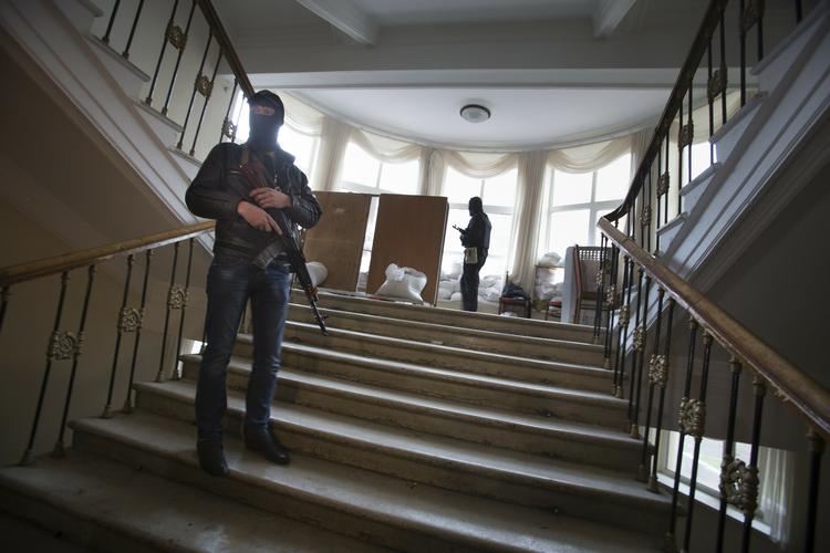BESÆTTELSE. Bevæbnede prorussiske mænd i en af de offentlige ejendomme, de holder besat i Østukraine. 