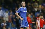 Grædende. Både med- og modspillere var henne for at trøste John Terry efter nederlaget. 