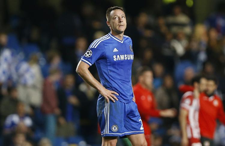 Grædende. Både med- og modspillere var henne for at trøste John Terry efter nederlaget. 