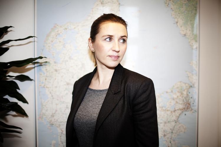 Ros. Mette Frederiksen roser regeringen og dens politik i sin 1.maj-tale. 