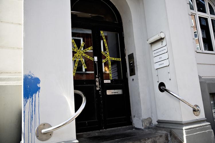 Hærværk. Blå maling og smadrede ruder. Ukendte gerningsmænd har i løbet af i nat lavet hærværk mod Socialdemokraternes partihovedkvarter på Frederiksberg. 