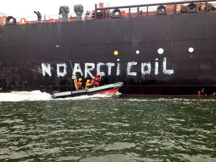 Klima. Aktivisterne protesterer mod udvindingen af olie nord for polarcirklen, som ifølge Greenpeace kan få katastrofale konsekvenser for miljøet i tilfælde af olieudslip, fordi det arktiske isdække vil umuliggør en eventuel oprydning. 