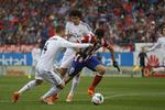 Outsider. Diego Costa (i midten) blev matchvinder for Atletico i sæsonens første kamp mod Real Madrids Sergio Ramos og Pepe. 