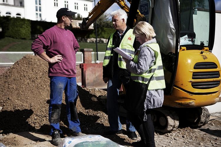 Østarbejde. Vi ser en ubalance, når andelen af østeuropæere, som er på danske dagpenge stiger markant hurtigere end andelen af østeuropæere, der arbejder i Danmark, skriver Ulla Tørnæs. 