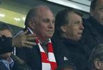 fængselsdom. Uli Hoeness (med rød-hvidt tørklæde) var ikke kun præsident for Bayern, men også en meget brugt kommentator i etiske debatter. Nu tager han selv etikken alvorligt i faldet. 