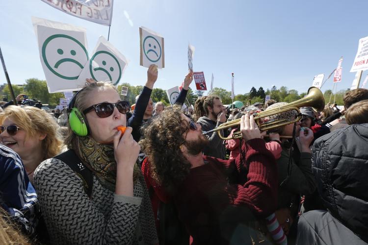 Kampdag. Fløjtende aktivister forstyrrede statsministerens tale. 