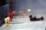 forbedringer. Sikkerhedsfolk på Imola-banen forsøger i 1994 at advare de andre kørere om det voldsomme uheld, Ayrton Senna netop havde været involveret i. 