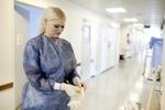 modstandsdygtig. En sygeplejerske på Bispebjerg Hospital ifører sig udstyret, der er obligatorisk, når en isoleret patient skal tilses. Isolation er afgørende, hvis bakterien er modstandsdygtig over for antibiotika. 