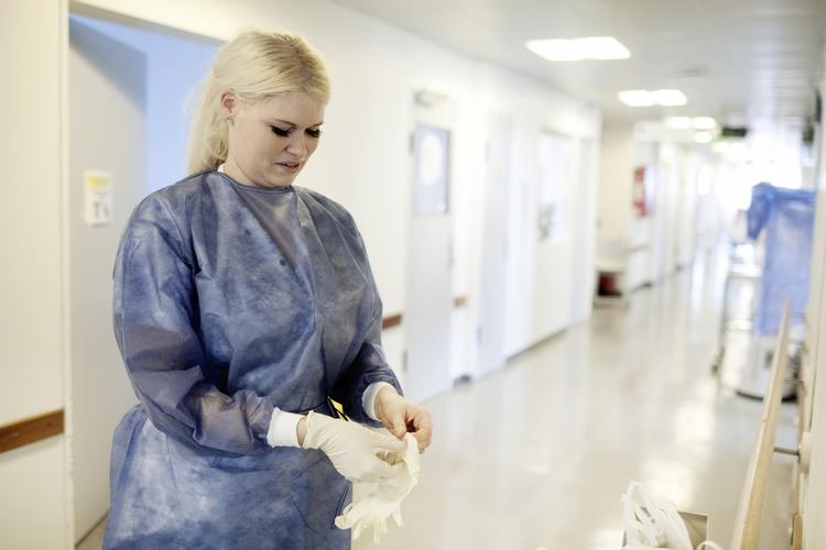 modstandsdygtig. En sygeplejerske på Bispebjerg Hospital ifører sig udstyret, der er obligatorisk, når en isoleret patient skal tilses. Isolation er afgørende, hvis bakterien er modstandsdygtig over for antibiotika. 
