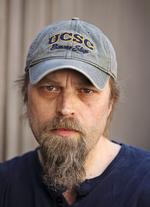 skandale. Journalist og forfatter Ken B. Rasmussen, der har skrevet 'Livet, det forbandede' om hverdagen på Se og Hør, er i dag blevet afhørt af politiet. 