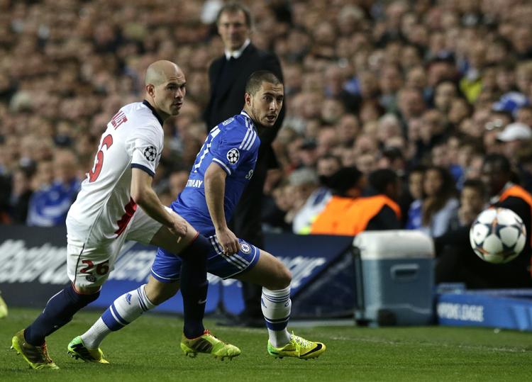 kreativ. Eden Hazard (th) har været Chelseas stærkeste offensive våben i sæsonen. Men han ligger for meget alene, mener han. 