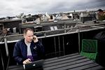 Billedversal. Jan Lagermand Lundme, her med et af sine elskede Apple-produkter, er head of show for det Internationale Melodi Grand Prix og lige nu muligvis Danmarks travleste mand. 