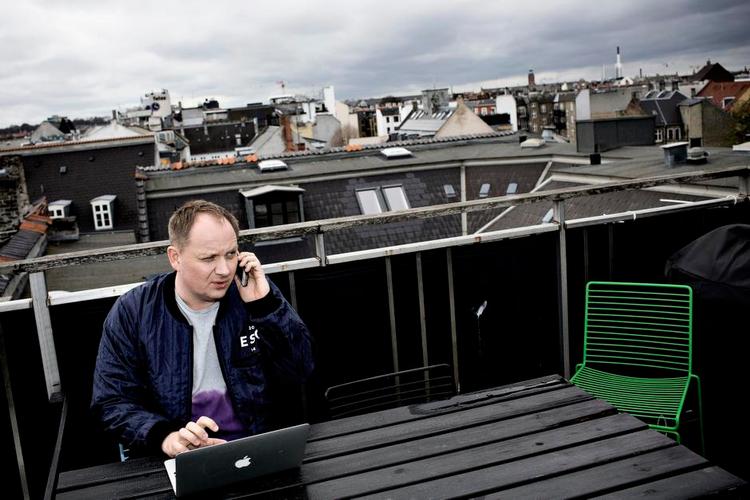 Billedversal. Jan Lagermand Lundme, her med et af sine elskede Apple-produkter, er head of show for det Internationale Melodi Grand Prix og lige nu muligvis Danmarks travleste mand. 
