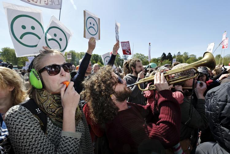 FLØJTESUCCES En af frontfigurerne bag fløjteaktionen mod Helle Thorning-Schmidt, Juliane Stege med grønt høreværn, er tilfreds med aktionen. 