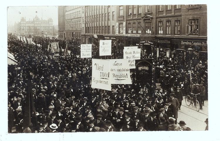 Arbejderfremmøde. Et anstødeligt billede fra Nørrebro i 1915. Bemærk banneret med teksten 'Knæk sablen, bryd kronen, styrt kirken'. Det brød Københavns Politis politidirektør sig ikke om. 