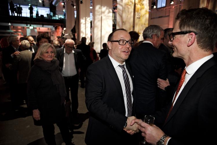 Ping. Niels Pinborg (tv) hilser på formanden for JP/ Politikens fond,  Lars Munch. JP/ Politikens Hus kunne uden skam indlemme Se og Hør i deres portefølje, mener Pinborg. 