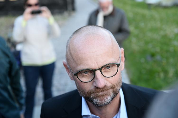 medieskandale. Tidligere chefredaktør på Se og Hør og siden tirsdag tidligere politisk kommentator på TV 2, Henrik Qvortrup, blev modtaget af journalister ved indgangen til Kulturhus Svendborg. 