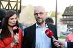 foredrag. Her ankommer Henrik Qvortrup til Kulturhus Svendborg før aftenens foredrag om politik og spin. Her blev han mødt af en sand hærskare af medlemmer i den danske pressestand. 