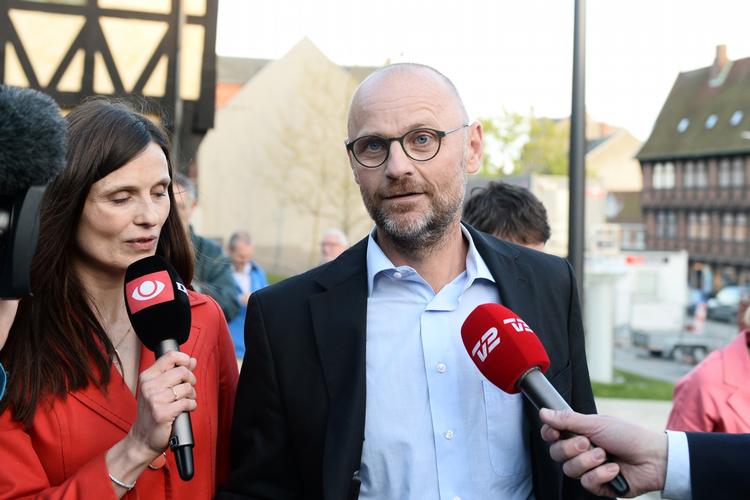 foredrag. Her ankommer Henrik Qvortrup til Kulturhus Svendborg før aftenens foredrag om politik og spin. Her blev han mødt af en sand hærskare af medlemmer i den danske pressestand. 
