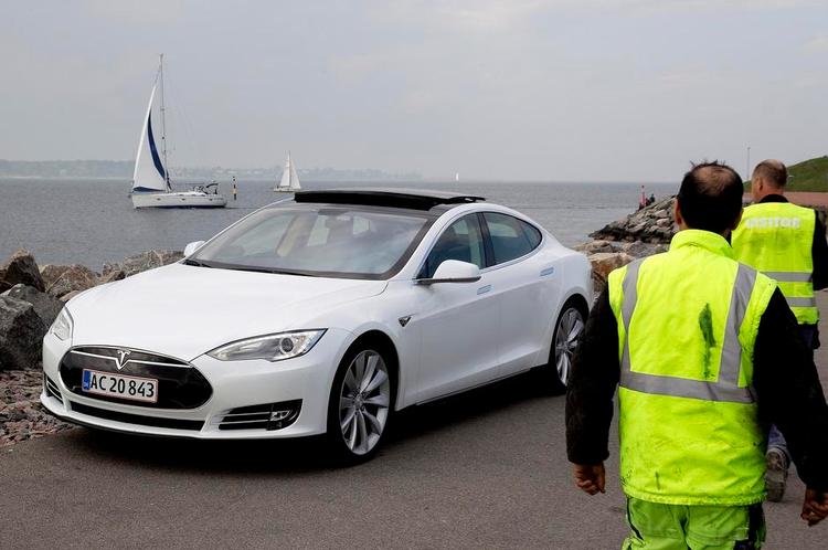 Elektrisk. Til sommer dukker Tesla Model S op som taxi i København og Aarhus. 