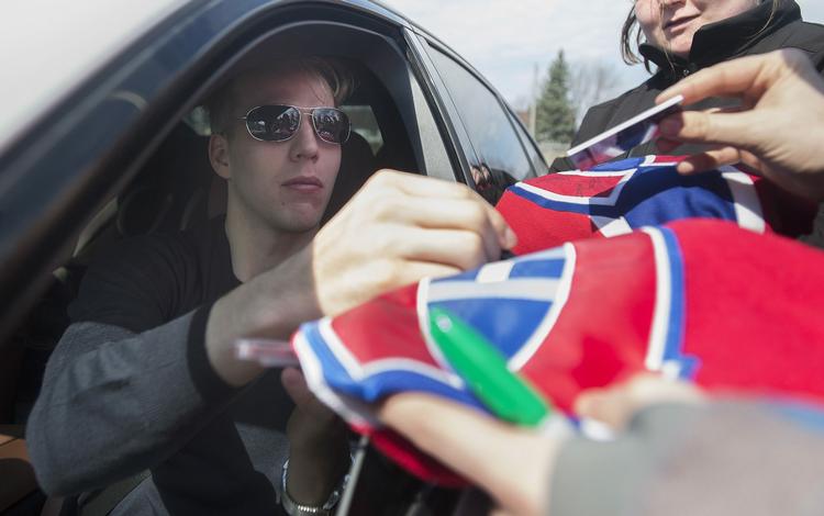assist. Lars Eller skriver en autograf til en fan af Montreal Canadiens, før danskeren møder til træning. 