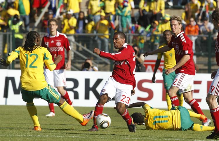 Matchfixing. Patrick Mtiliga med bolden for Danmark i testkampen mod Sydafrika kort før VM i 2010. 