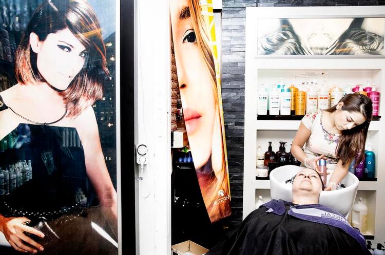 Smugkigger. Hos 'Galaxy' på Valby Langgade er Betina Laursen forarget oveer Se Og Hør, mens hun får håret ordnet af Tara Mohammed. Men så er der jo lige de kendtes kjoler. 